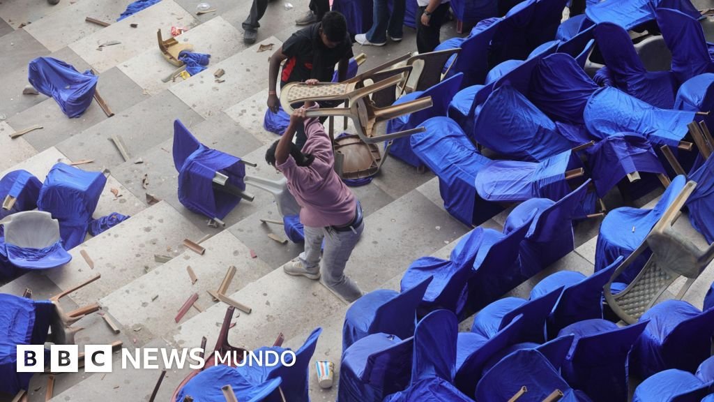 Aficionados furiosos arrojan sillas y botellas en un evento de Messi en India