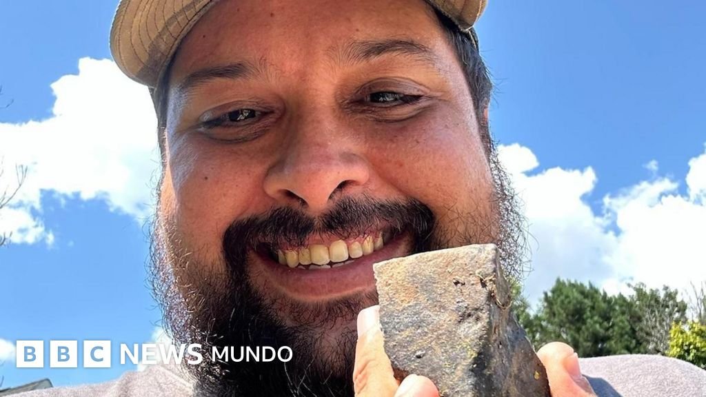 "Cuando algo cae, llega el momento de actuar": la rentable industria de los cazadores de meteoritos que obtienen miles de dólares al venderlos.