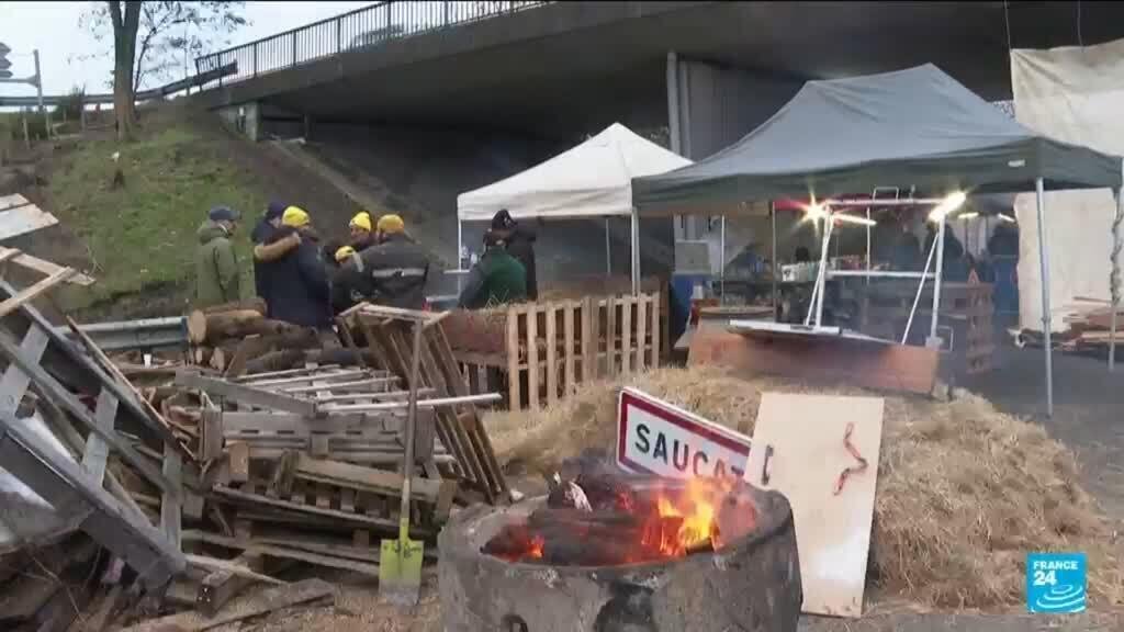 French Farmers Celebrate Christmas on Highway Amid Ongoing Cattle Cull Protests