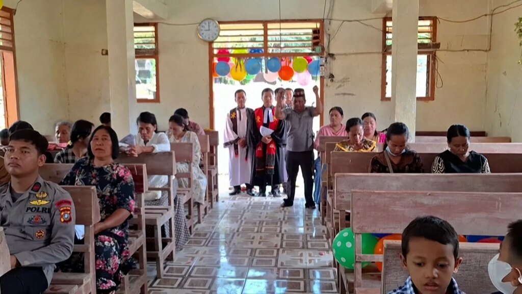 Indonesians Celebrate Christmas Mass in Flood-Ravaged Region