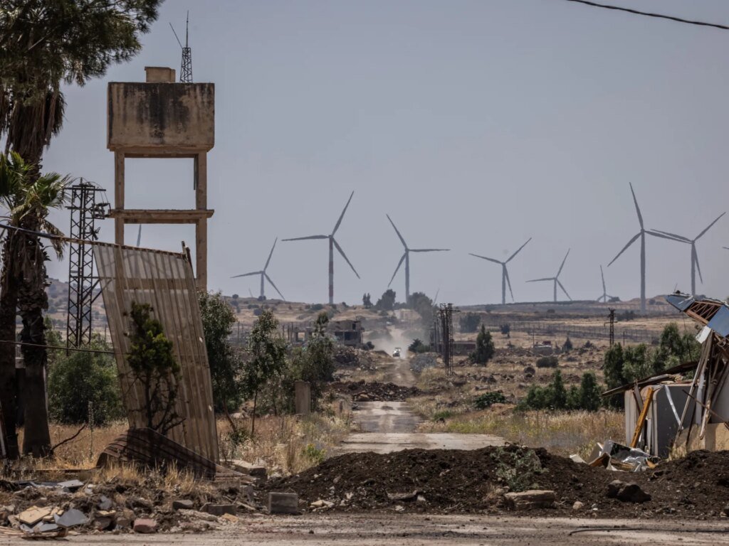 Israelconducts fresh operations in Syria's Quneitra and sets up checkpoints.