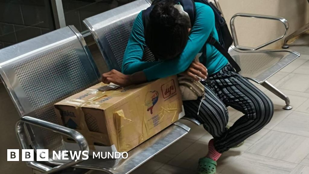 La impactante imagen de la madre que recibió el cuerpo de su bebé en una caja de cartón (y lo que revela sobre la crisis sanitaria en Ecuador)