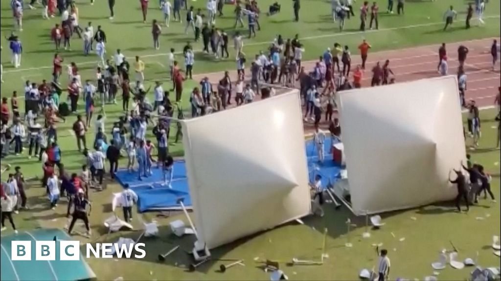 Mira: Fanáticos enloquecidos irrumpen en el campo durante el evento de Messi en India