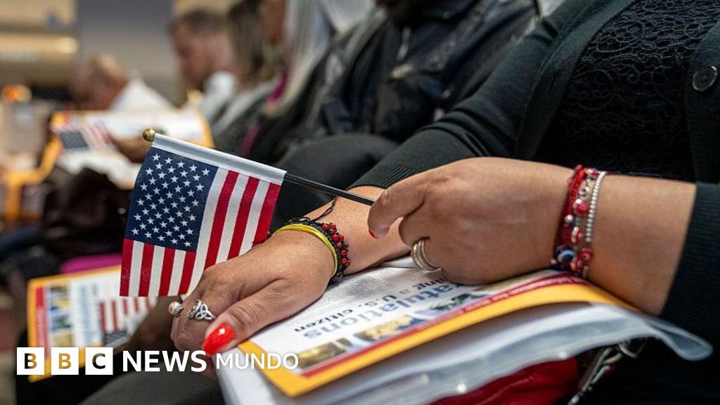 "Nuestra existencia se encuentra en un estado de incertidumbre": migrantes que estaban a un paso de convertirse en estadounidenses comparten sus experiencias tras la anulación de su ceremonia de ciudadanía por parte del gobierno de Trump.