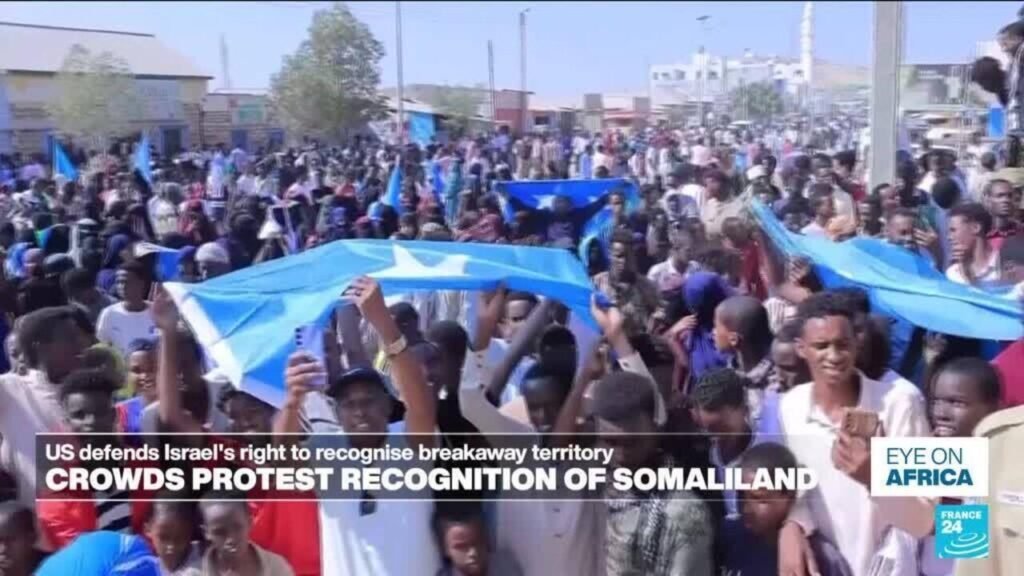 Thousands of Somalis rally against Israel's acknowledgment of Somaliland.