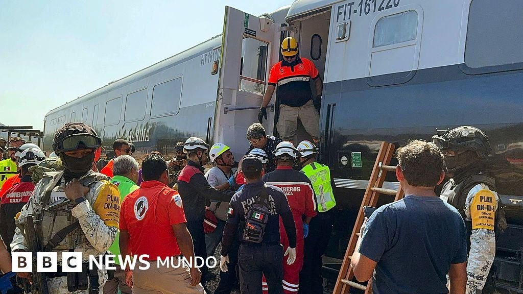 Tren en México sufre accidente que causa 13 fallecidos y cerca de 100 heridos.