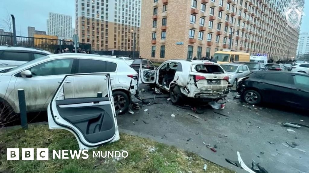Un general ruso fallece por un atentado con coche bomba en Moscú, informan las autoridades de la ciudad.