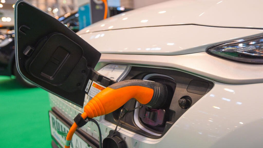 Carney Abolishes Canada's Electric Vehicle Sales Requirement, But Allocates Funding for Transition Support