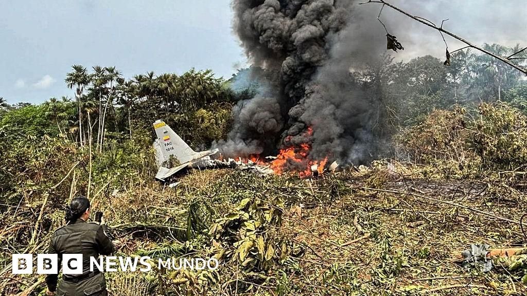 Al menos 66 fallecidos tras el accidente de un avión de la Fuerza Aérea Colombiana con 128 pasajeros en el sur del país.