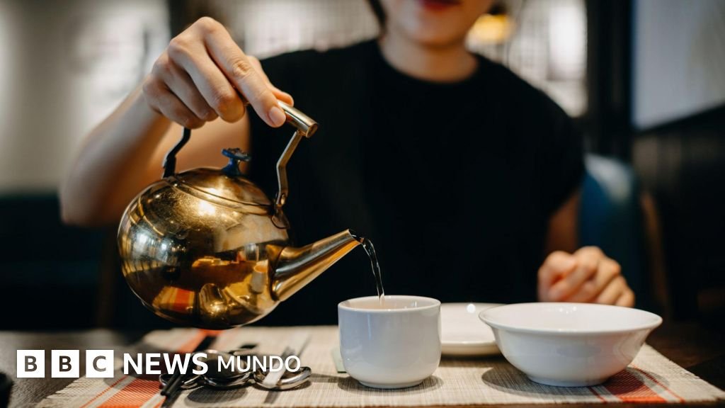 Beneficios del consumo de agua tibia según la medicina tradicional china y lo que la ciencia opina sobre esta tendencia actual.