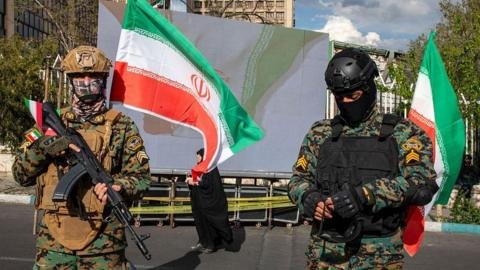 Te explicamos cómo EE.UU. e Irán lograron un pacto para un alto al fuego y la reactivación del estrecho de Ormuz.