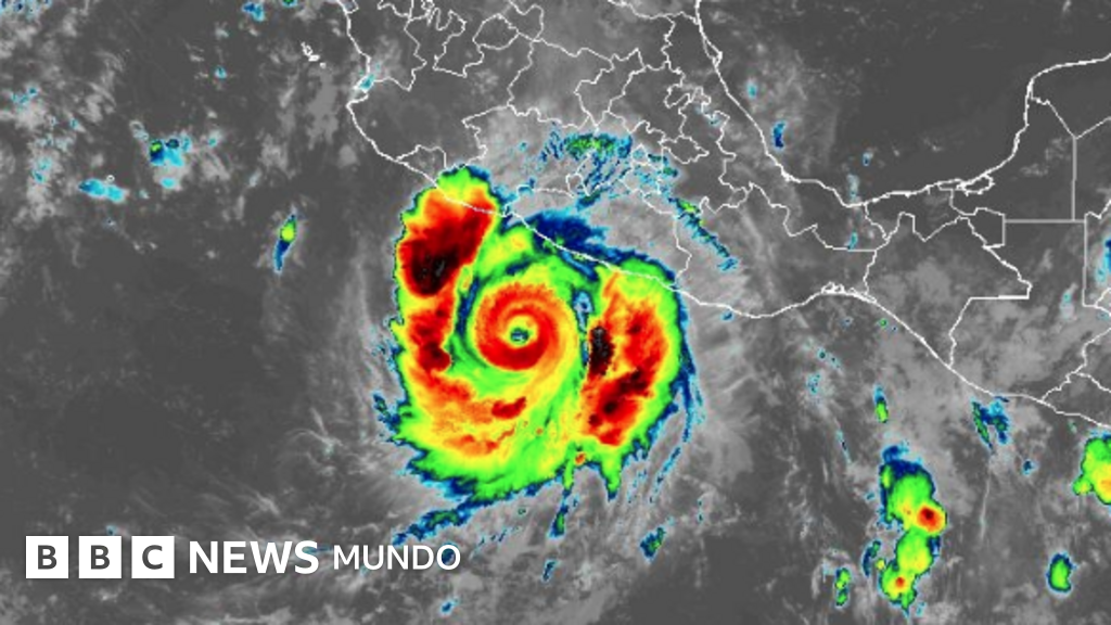 El huracán Polo disminuye su intensidad a categoría 4 y continúa avanzando con peligro por la costa del Pacífico mexicano.