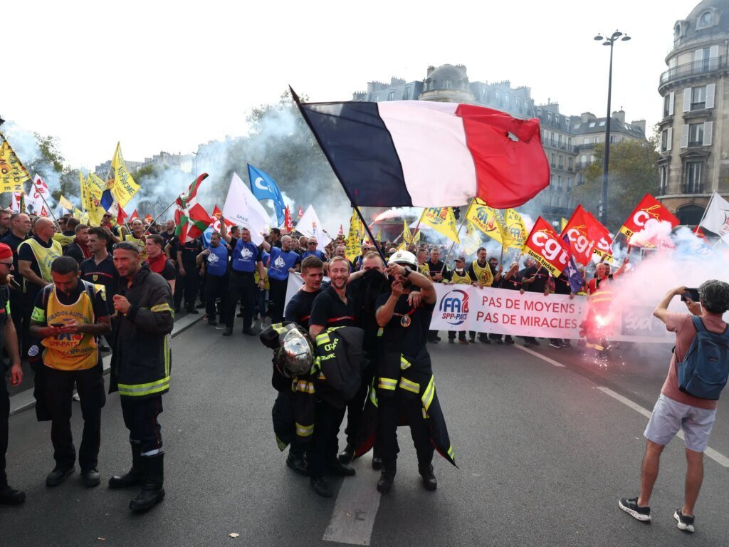 Images: French Students Demonstrate, Public Employees Strike Ahead of Budget Reductions