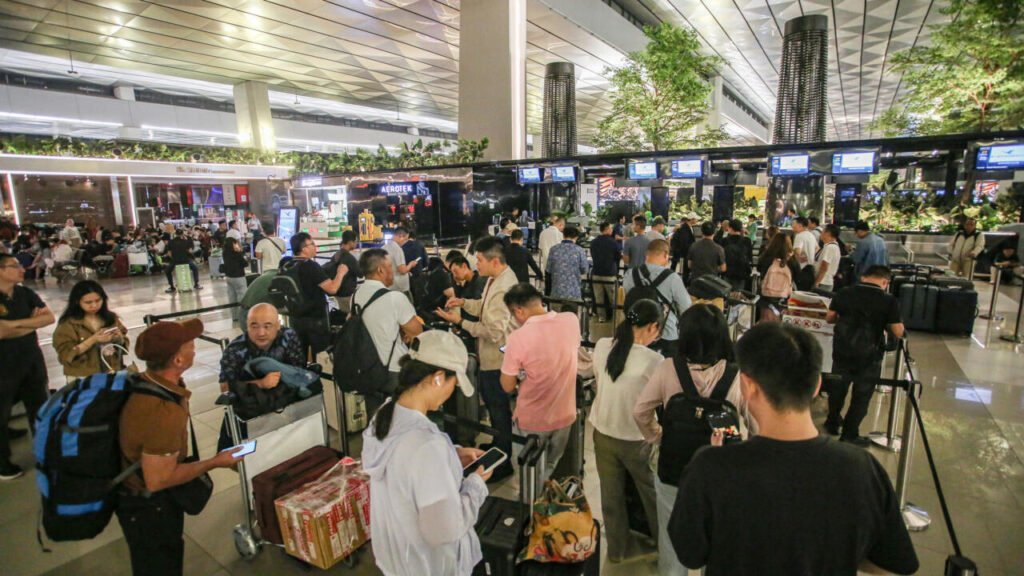 Operations Halted at Eight Indonesian Airports Following Volcanic Eruption