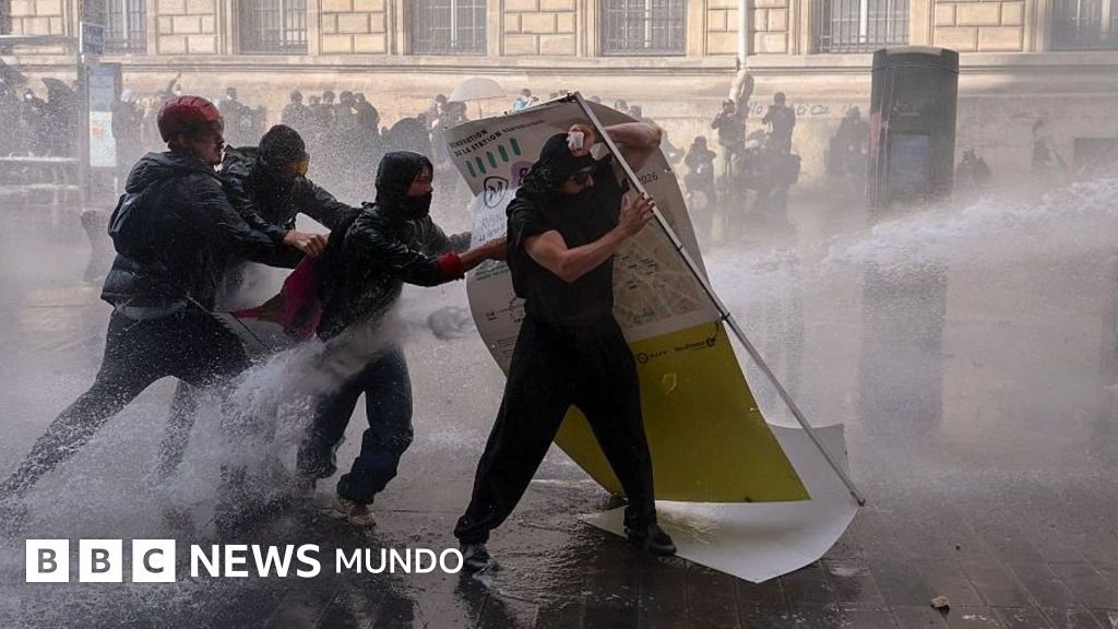 "Jornada de indignación" en Francia: un edificio incendiado y más de 270 arrestos en masivas manifestaciones por la educación y el costo de la vida.